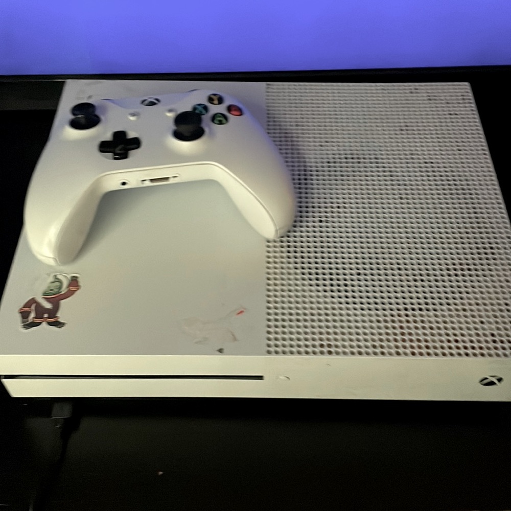 Xbox one s white used but good condition with Xbox live